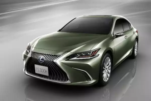 Lexus ES Becomes The First Car With Digital Camera Instead Of Side Mirrors (Photos)